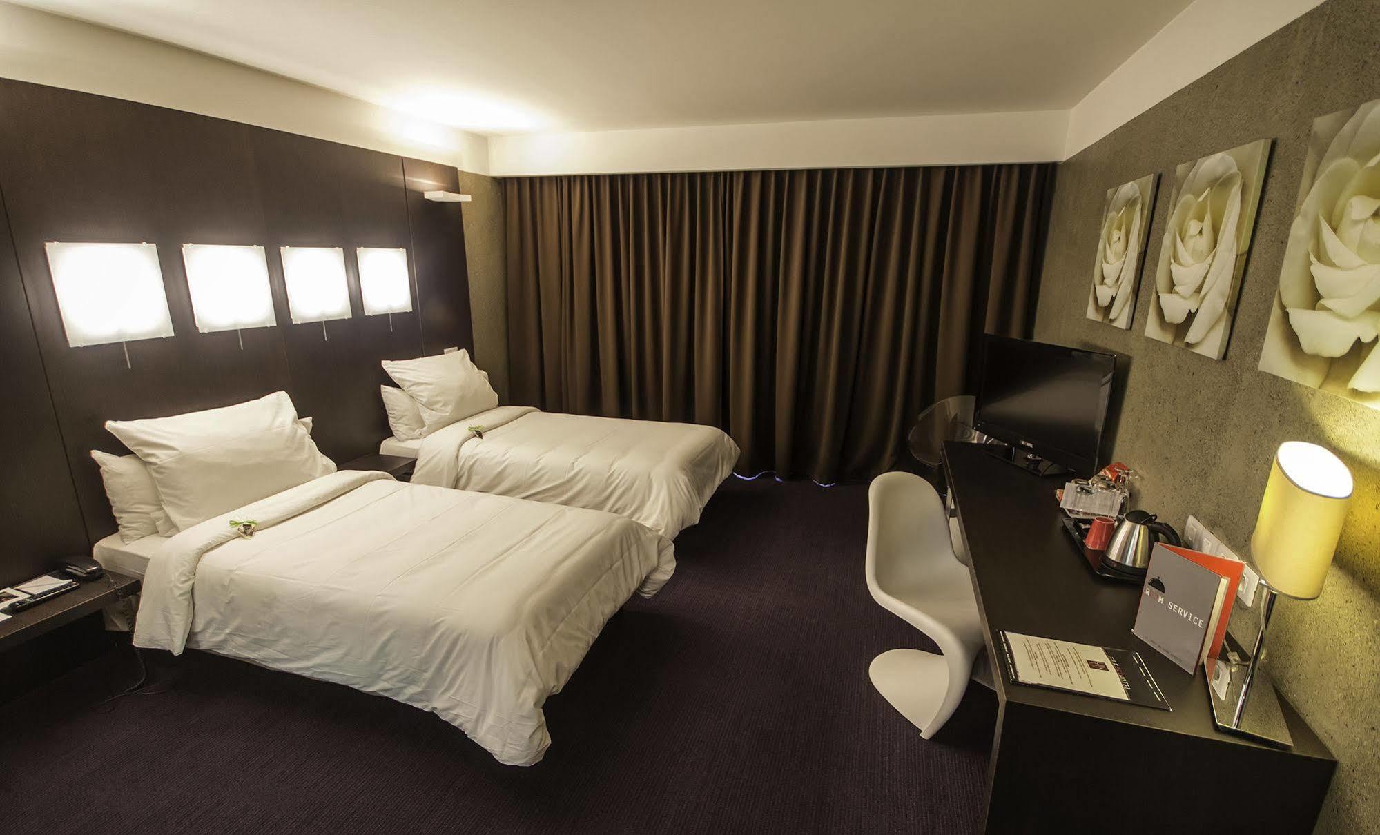 Le Rex Hotel Tarbes Ngoại thất bức ảnh